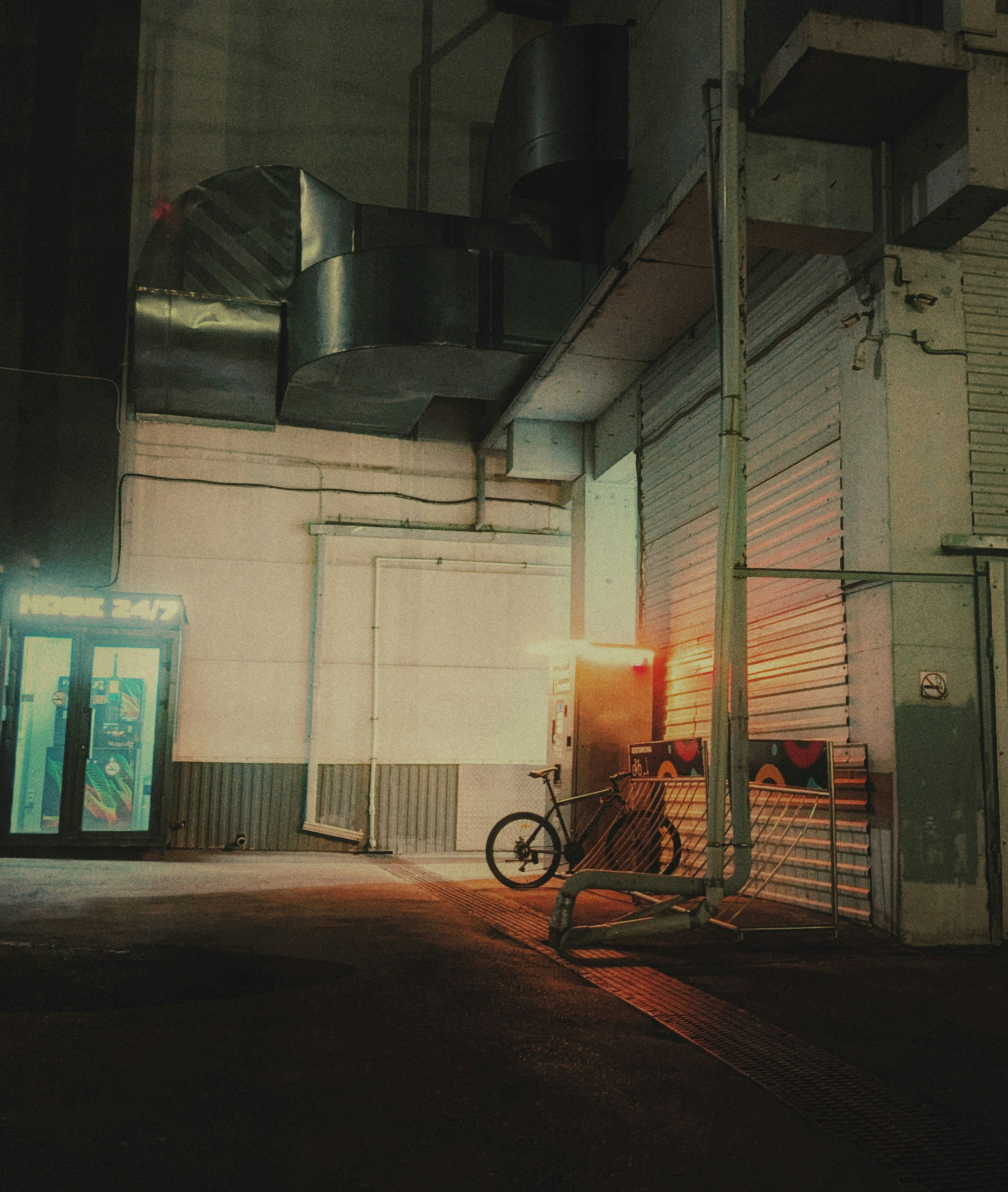 夜半停放的自行车在高楼外
