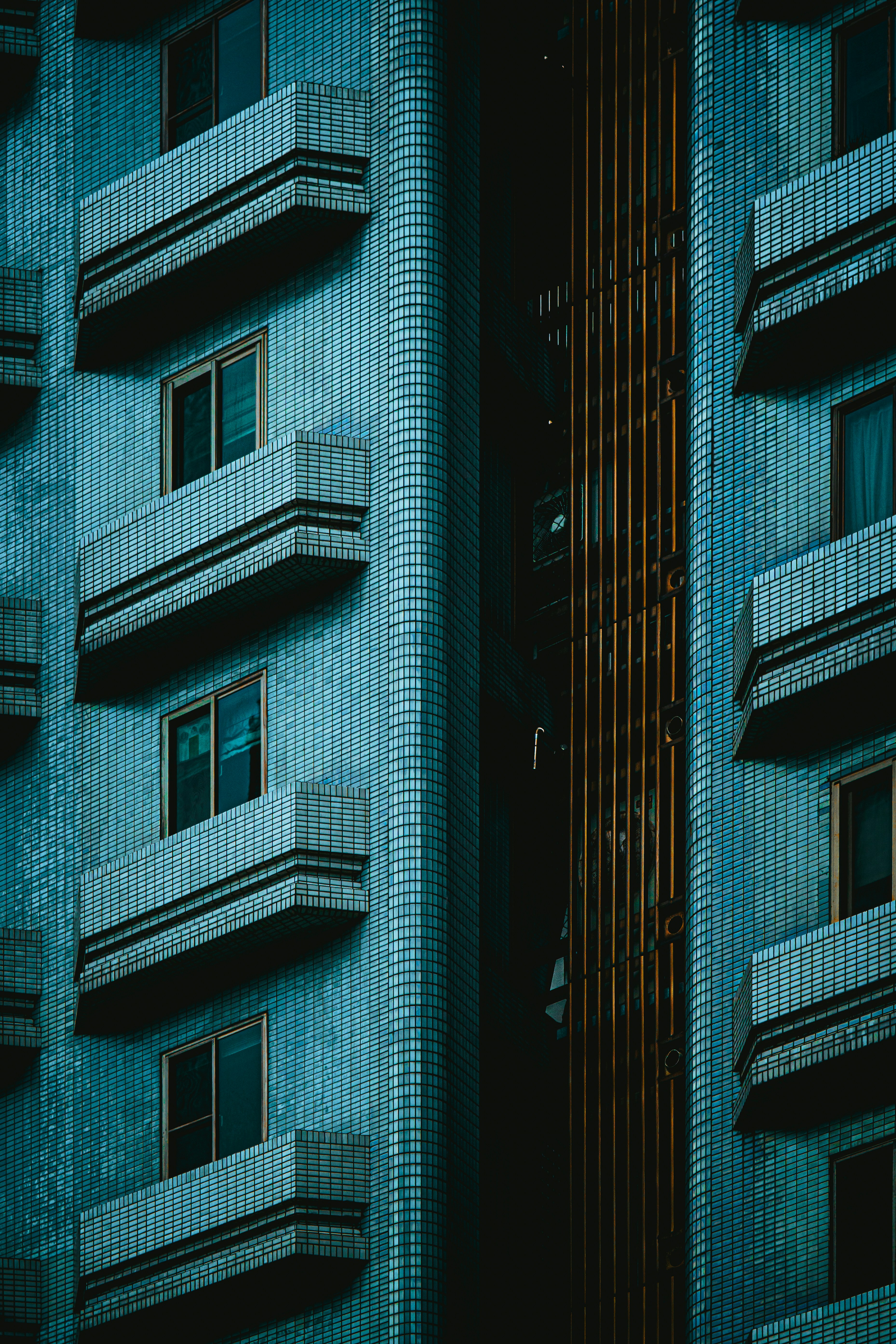 蓝砖建筑外墙的阳台排列