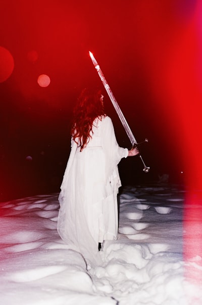 白衣女神持燃烧剑于绯红雪野
