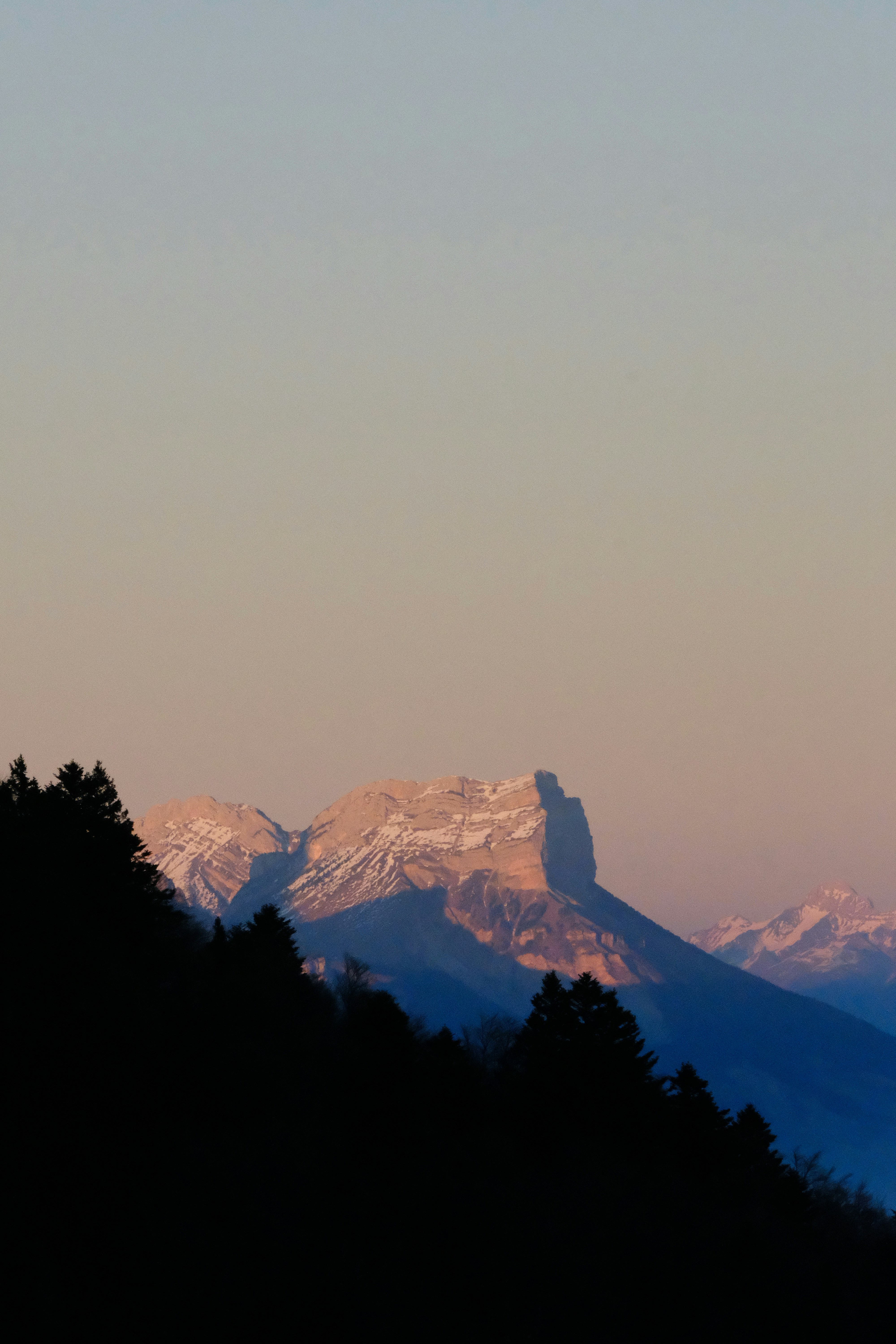 夕阳照亮山峰的绝顶