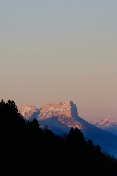 夕阳照亮山峰的绝顶