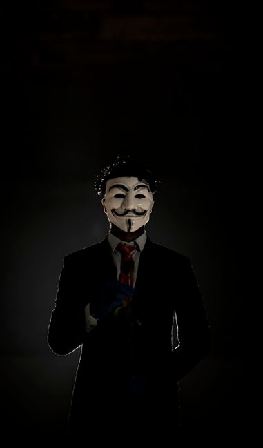 黑暗中的谜面人壁纸预览