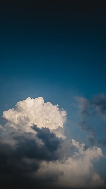 碧蓝天空下的云朵巨影壁纸预览