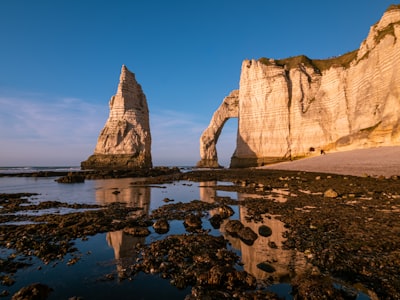 White Cliffs, A Natural Arch, And Sea Stack At Sunset.桌布預覽