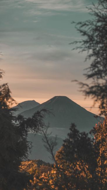 印度尼西亚的神秘火山晨曦壁纸预览