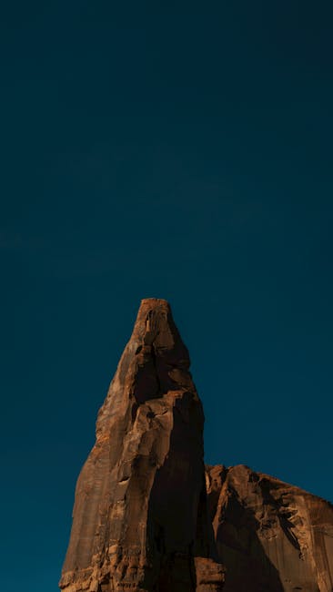 阿利桑那红岩奇观在深蓝天空下的美景