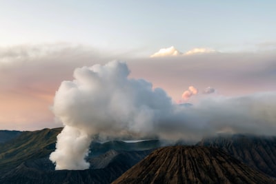 旭日昇起在布羅末山桌布預覽