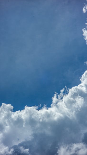 蔚蓝天空中的动态白云景观