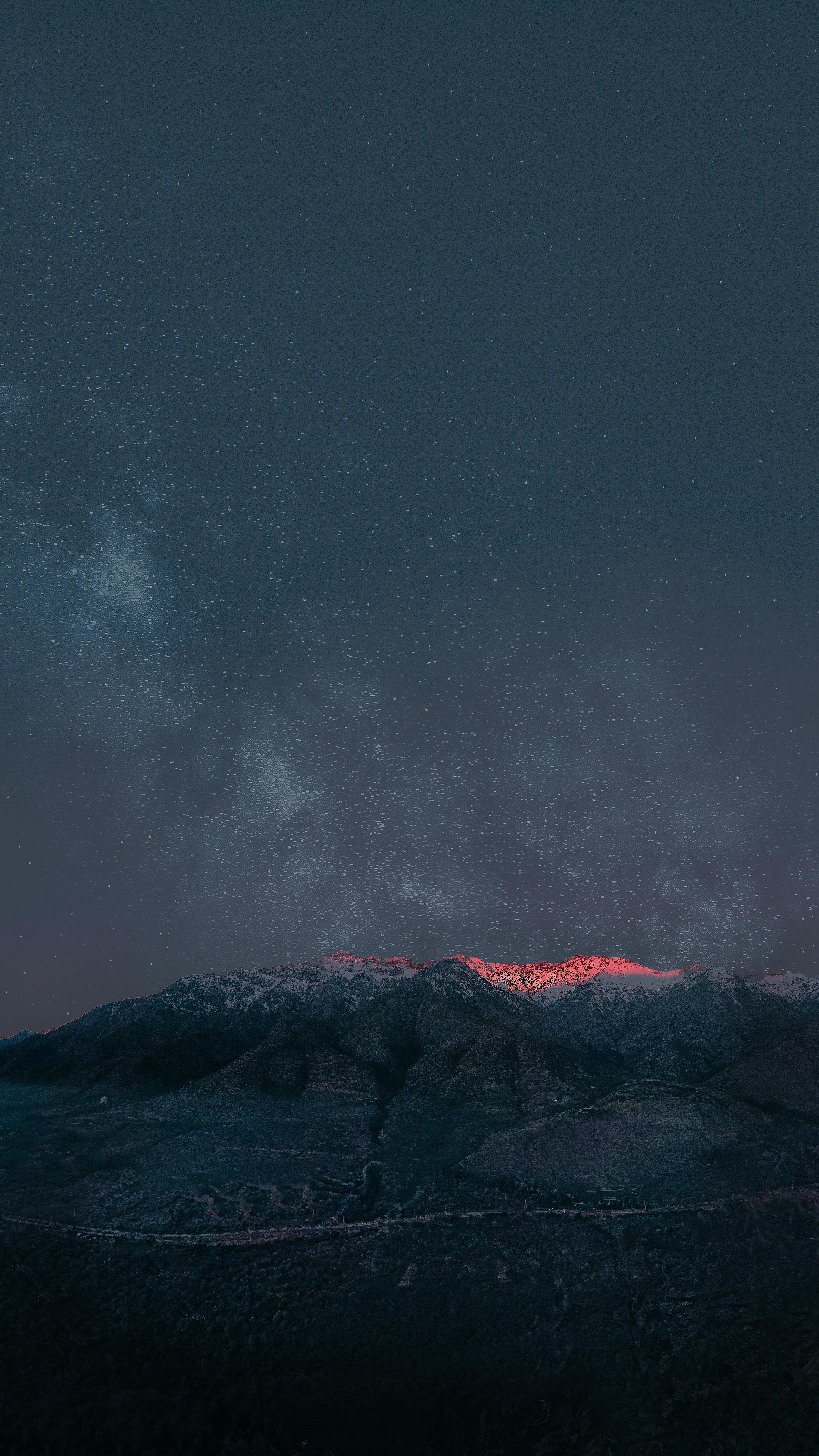 星夜倾情照亮静谧的山脉手机壁纸高清图片