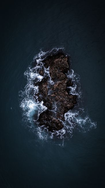 海浪撞击岩礁的壮阔美景壁纸预览