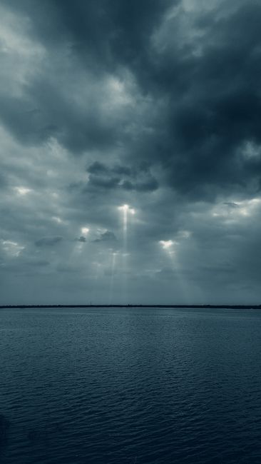 黑暗云层下的海洋幽思之景壁纸预览