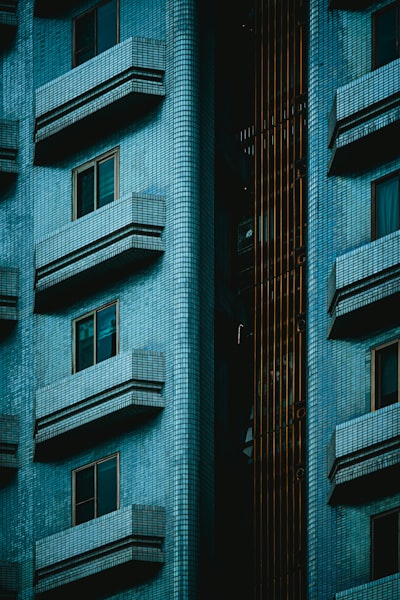 藍磚建築外牆的陽台佇望桌布預覽