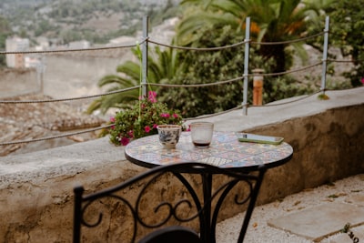 Mosaic Table And Chair On A Sunny Balcony桌布預覽