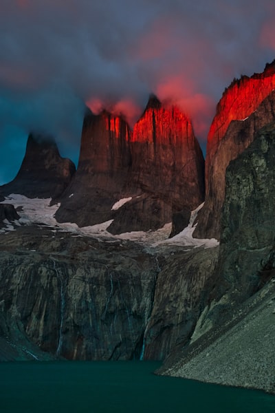 落日 Cordillera Del Paine 的翻譯是夕陽 Cordillera Del Paine桌布預覽