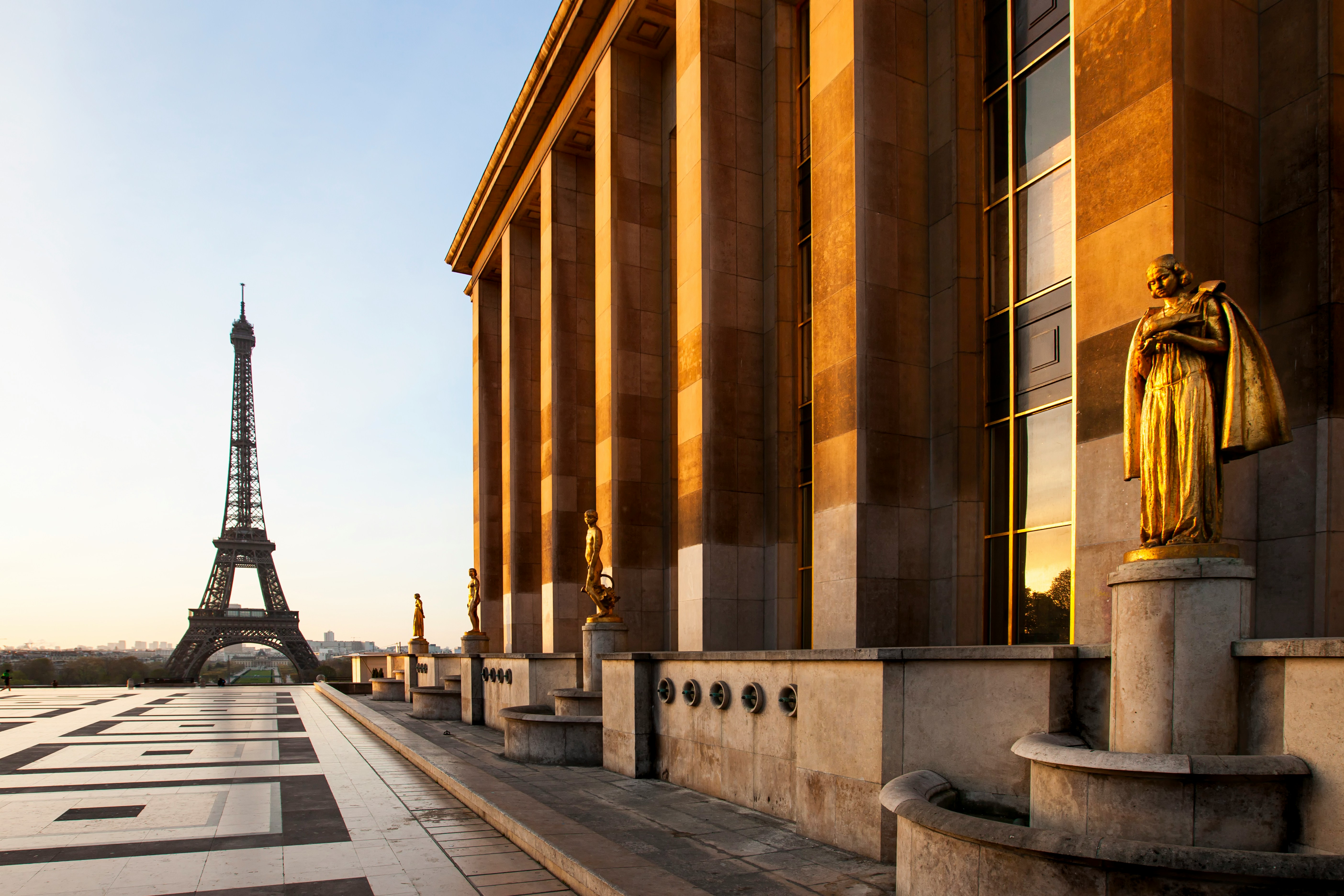 The Eiffel Tower In Paris In The Morning Sun HD mobile wallpaper