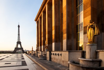 The Eiffel Tower In Paris In The Morning Sun wallpaper preview