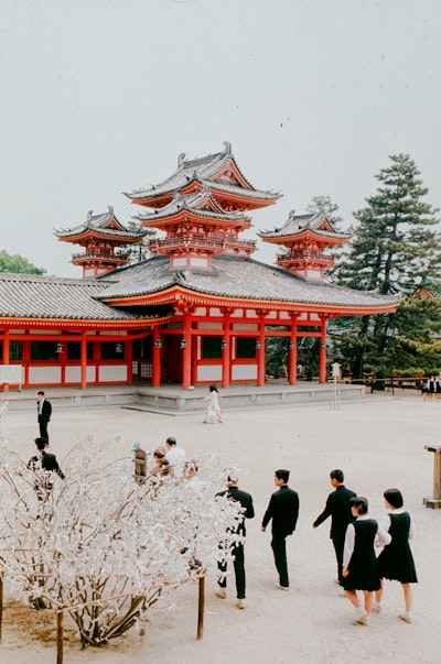 日本传统寺院静谧庭院中行走的身影