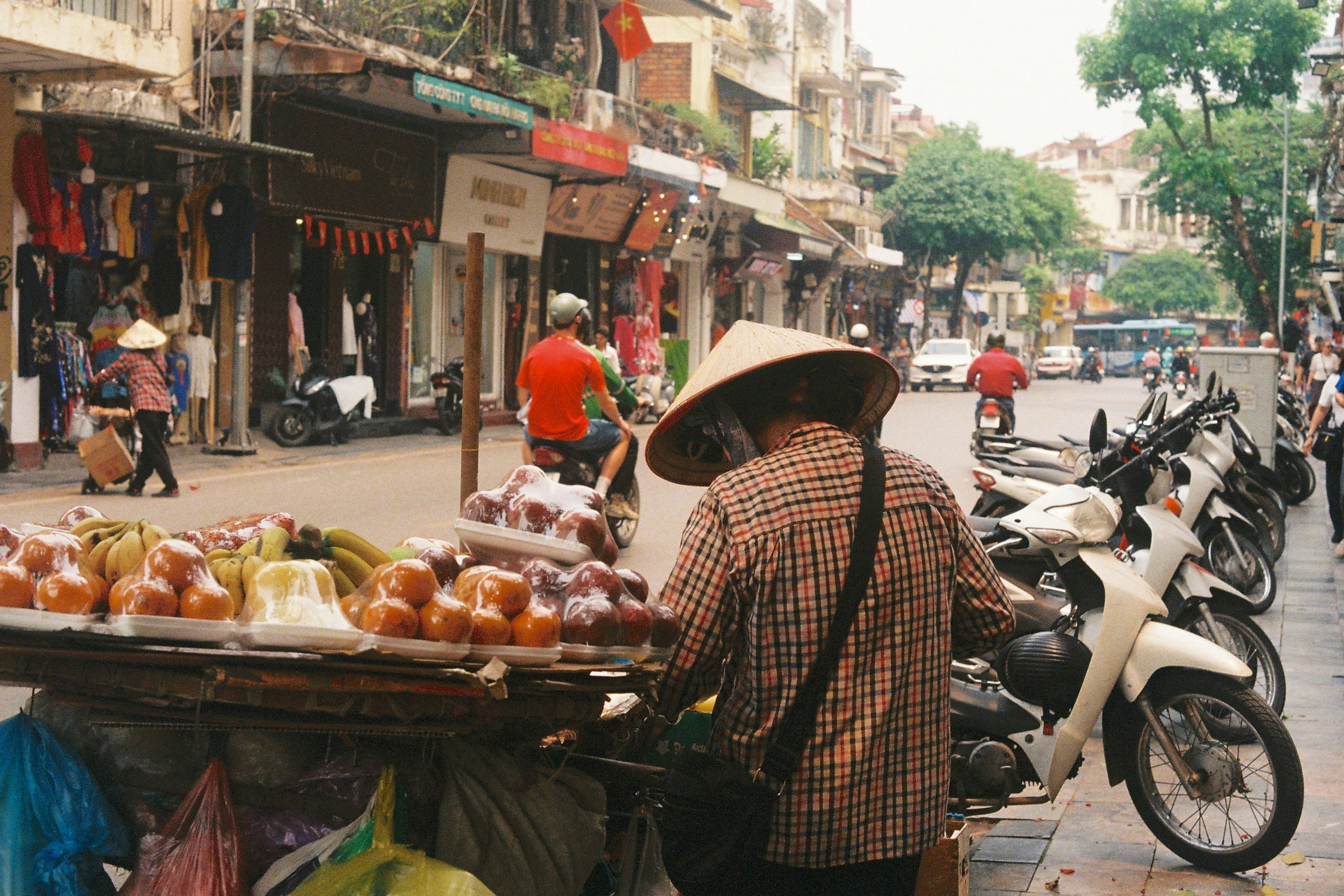 Street Vendor Selling Fruit On A Busy City Street. HD mobile wallpaper