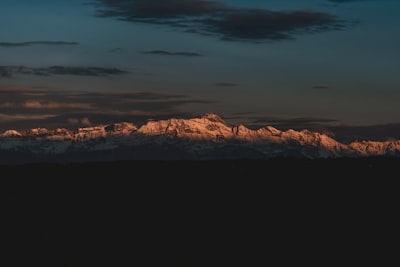 阿尔卑斯山脉的壮阔景观，晨曦照亮圣蒂斯雪峰壁纸预览