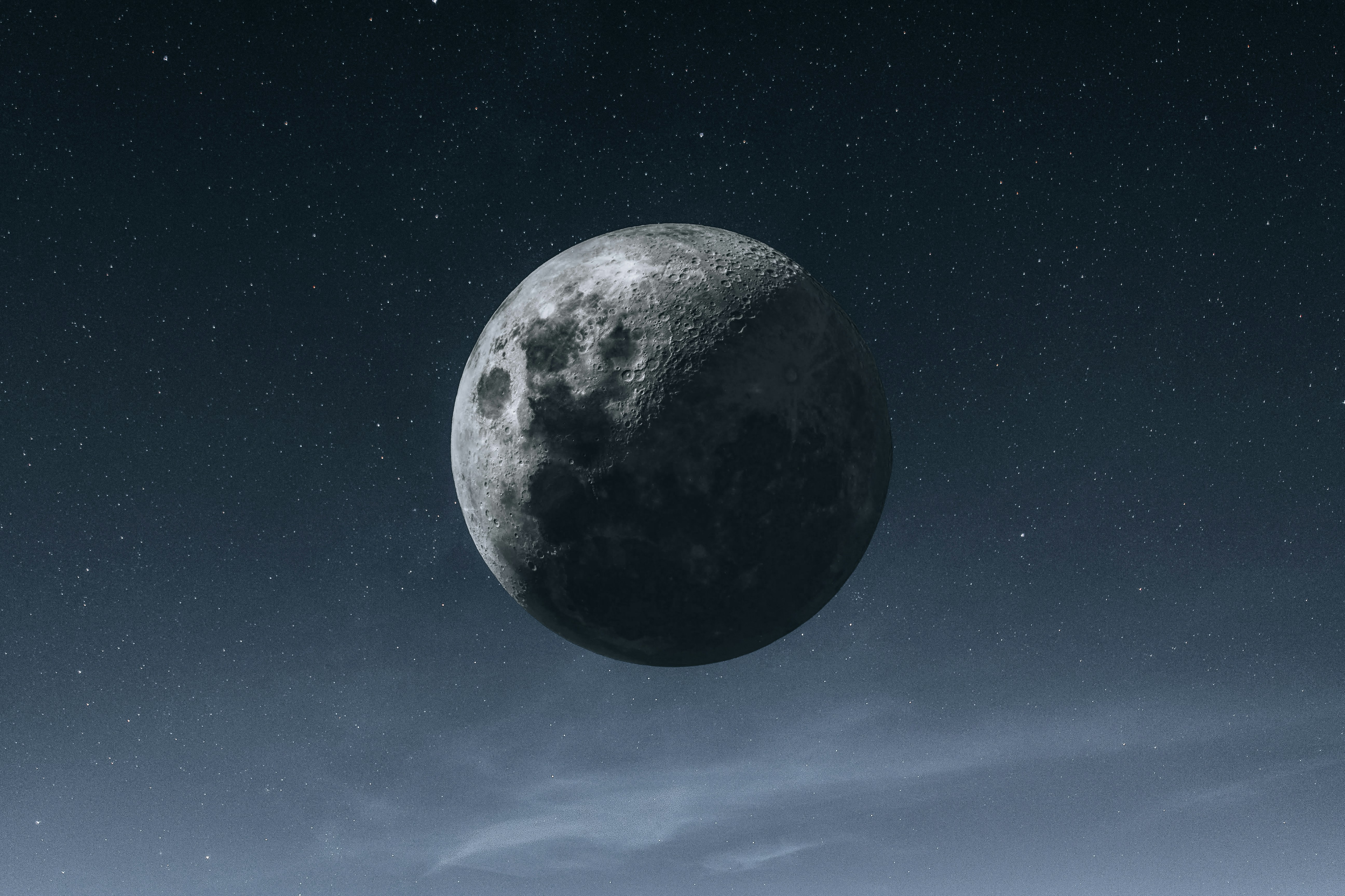 月亮的宏伟全景，细致的月坑，壮阔的天地相互辉映，星星点点在黑暗的天幕上闪烁，柔和的云朵轻柔地飘过手机壁纸高清图片