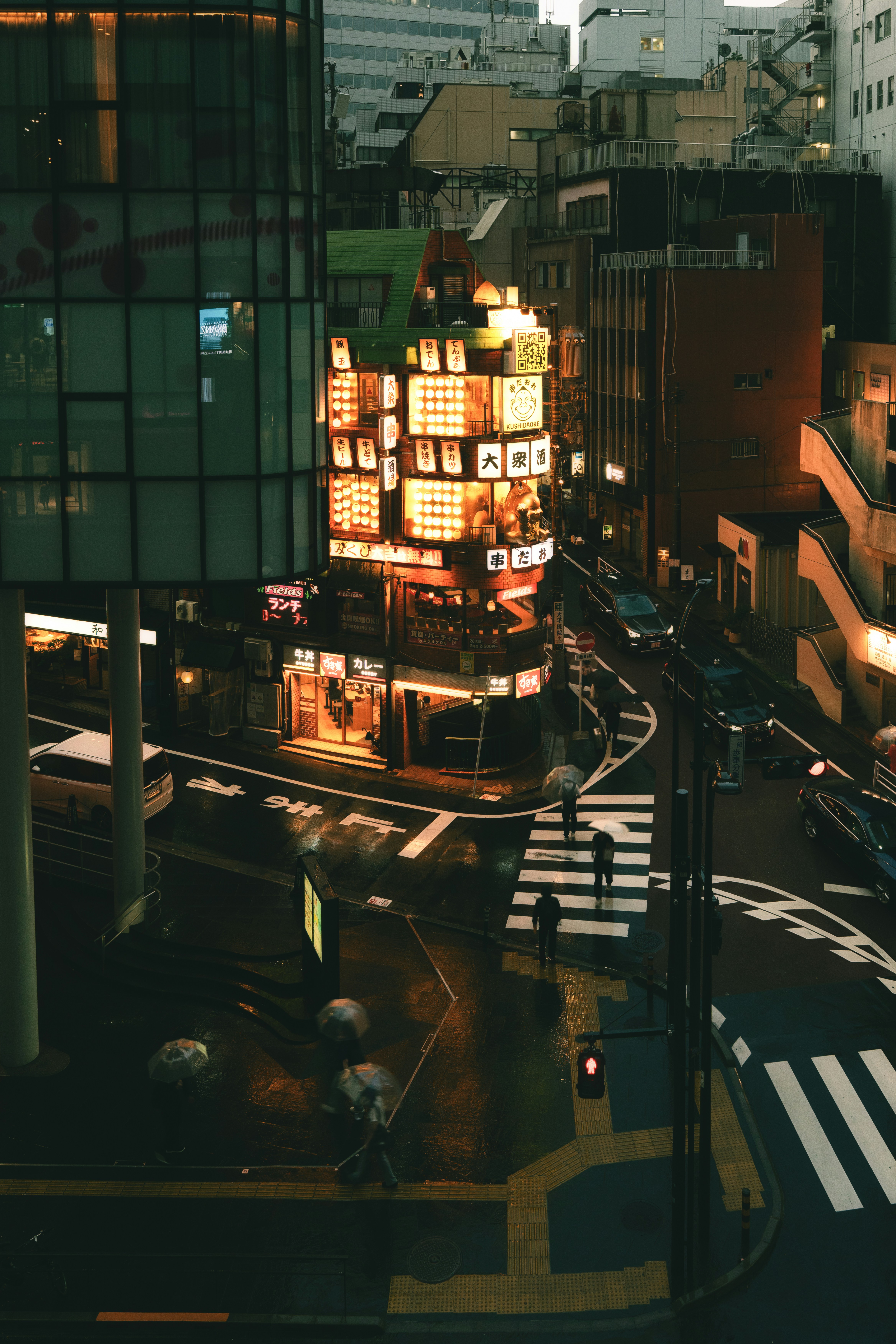 夜雨城市街头的光影之夜，城市建筑的璀璨照亮手机壁纸高清图片