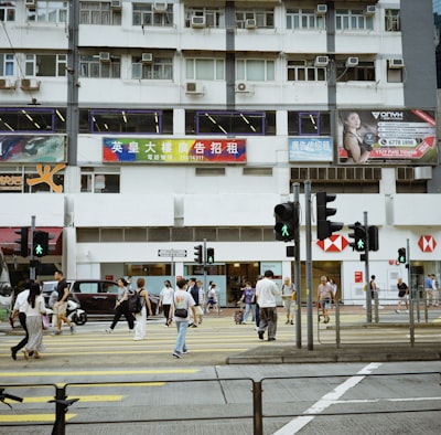 城市之巅行人相遇壁纸预览