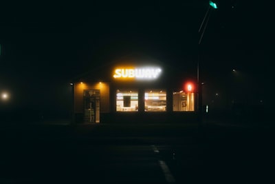 夜晚的红光透射餐厅