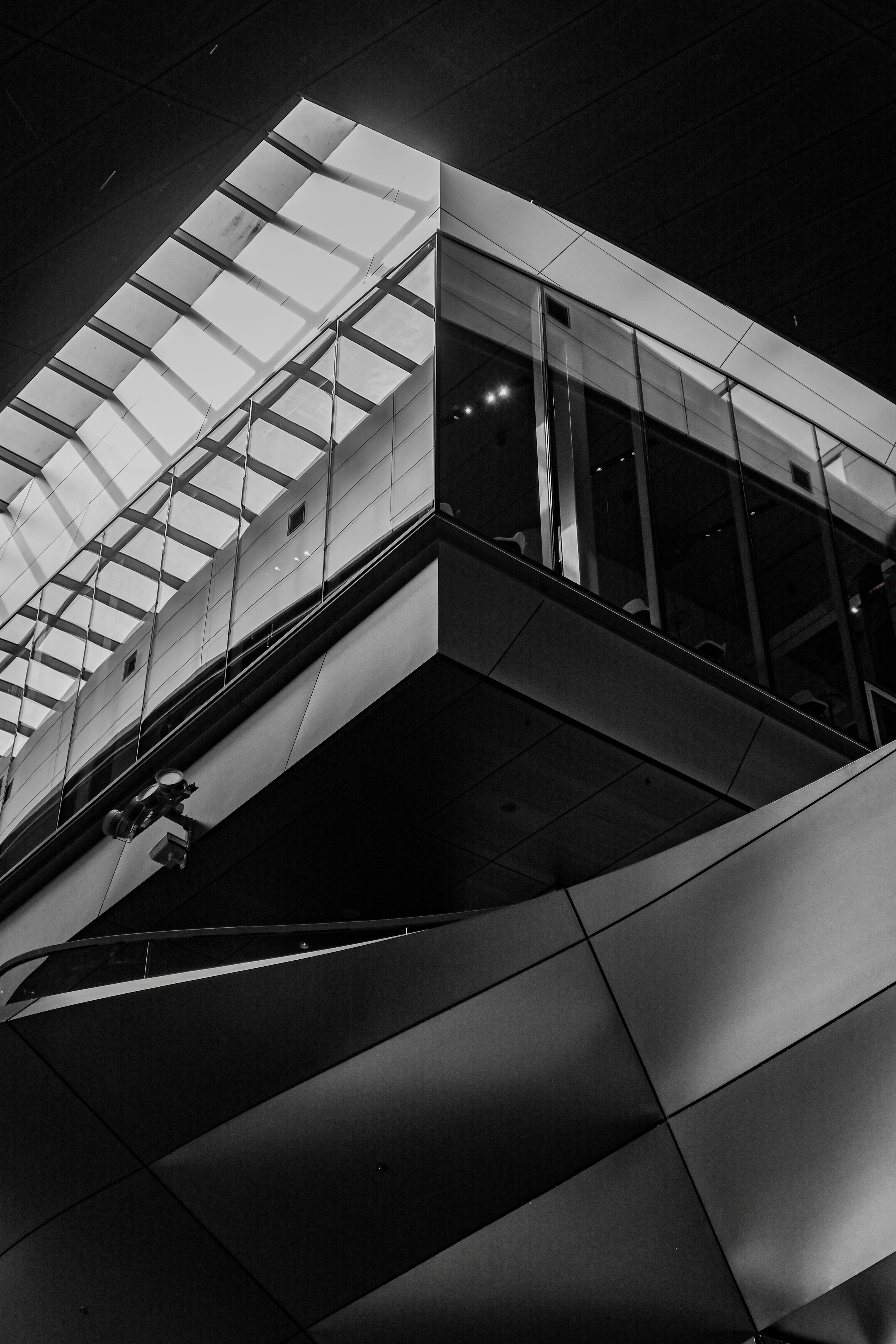 黑白都市建筑中的几何图案手机壁纸高清图片