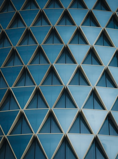 Geometric Blue Triangular Windows On A Modern Building Facade.桌布預覽