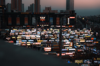 都市夜色繁华，数十道光芒相映，城市夜景绽放。