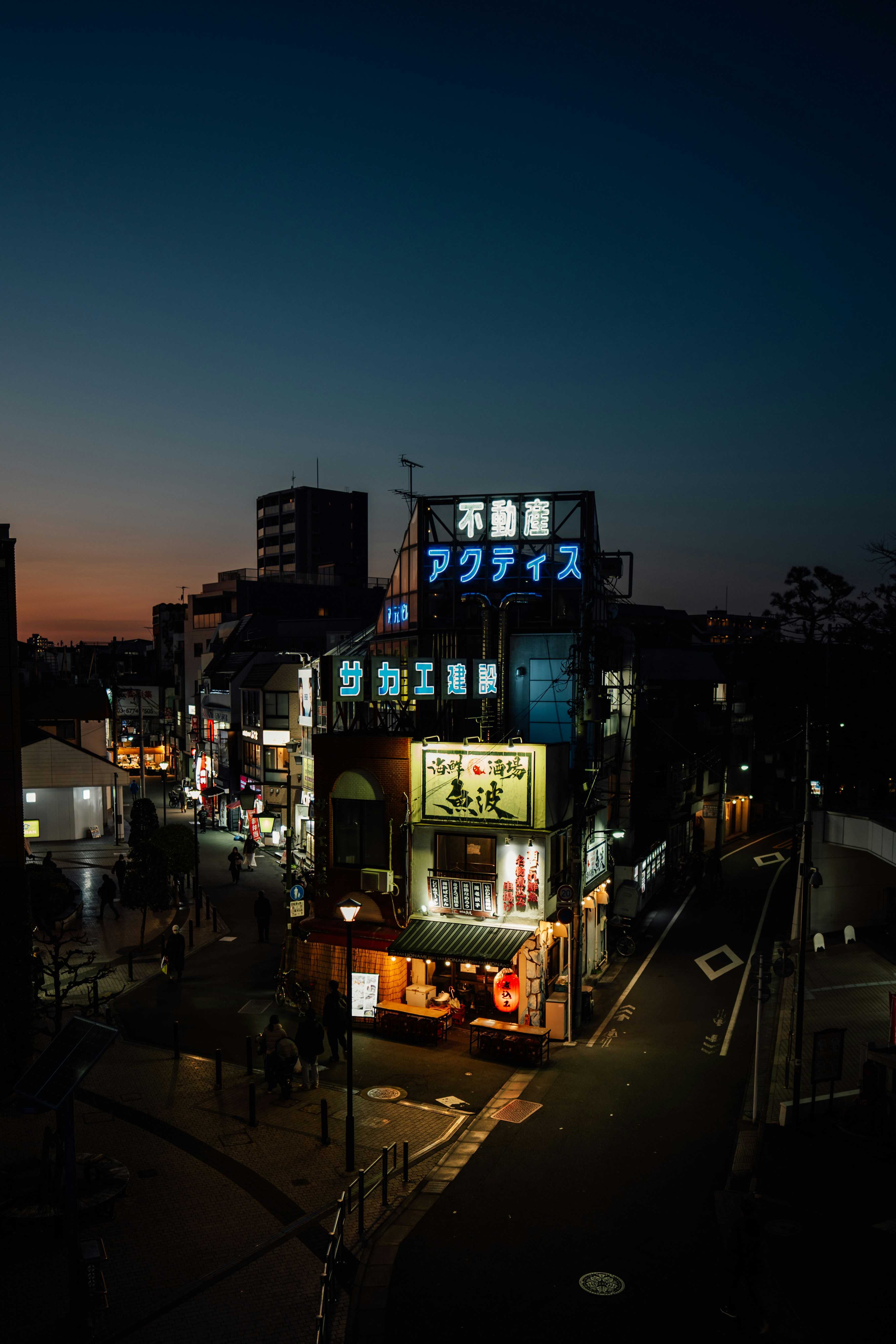 黄昏时的都市街景，灯火辉映的建筑手机壁纸高清图片