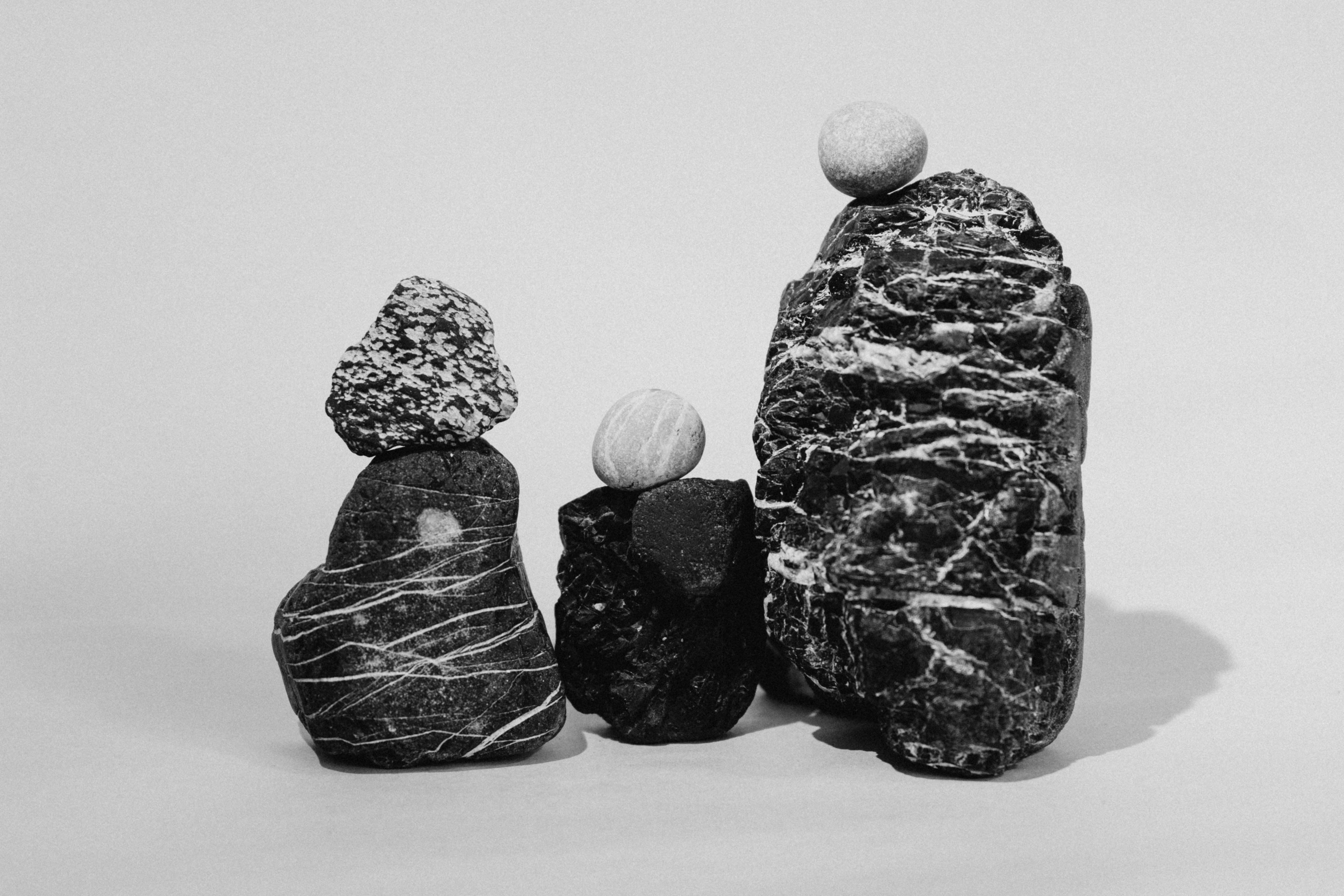 寧靜的景色中三塊豐碩天然岩石的和諧堆疊手機桌布高清圖片