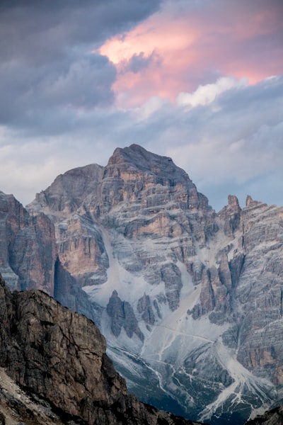 Majestic Mountain Peak Under A Dramatic Sky With Pink Clouds.桌布預覽