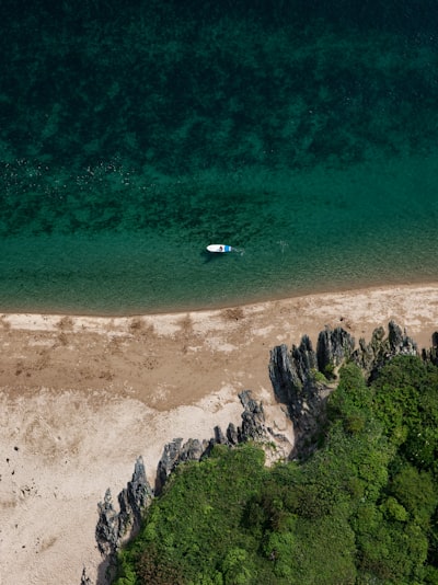 在邊界的抉擇:德文郡的海岸在巴斯坦海灘的邊緣描繪著浪者的冒險桌布預覽