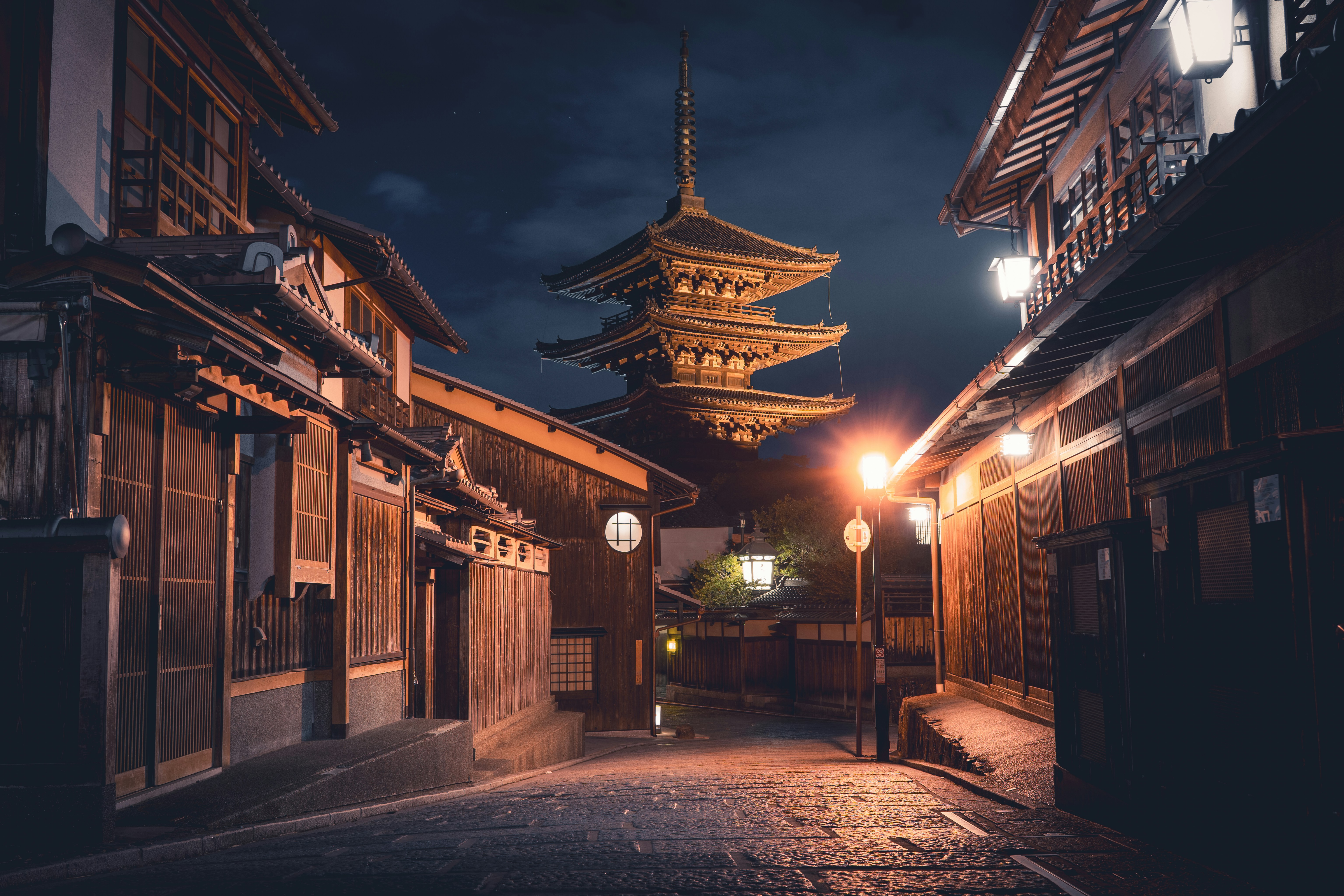 夜色下的日本老街景象，空靈的塔尖在星空中屹立手機桌布高清圖片