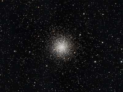 这颗名为Messier 12的球状星团，别名糖球星团，距地球约16,000光年，包含约200,000颗恒星