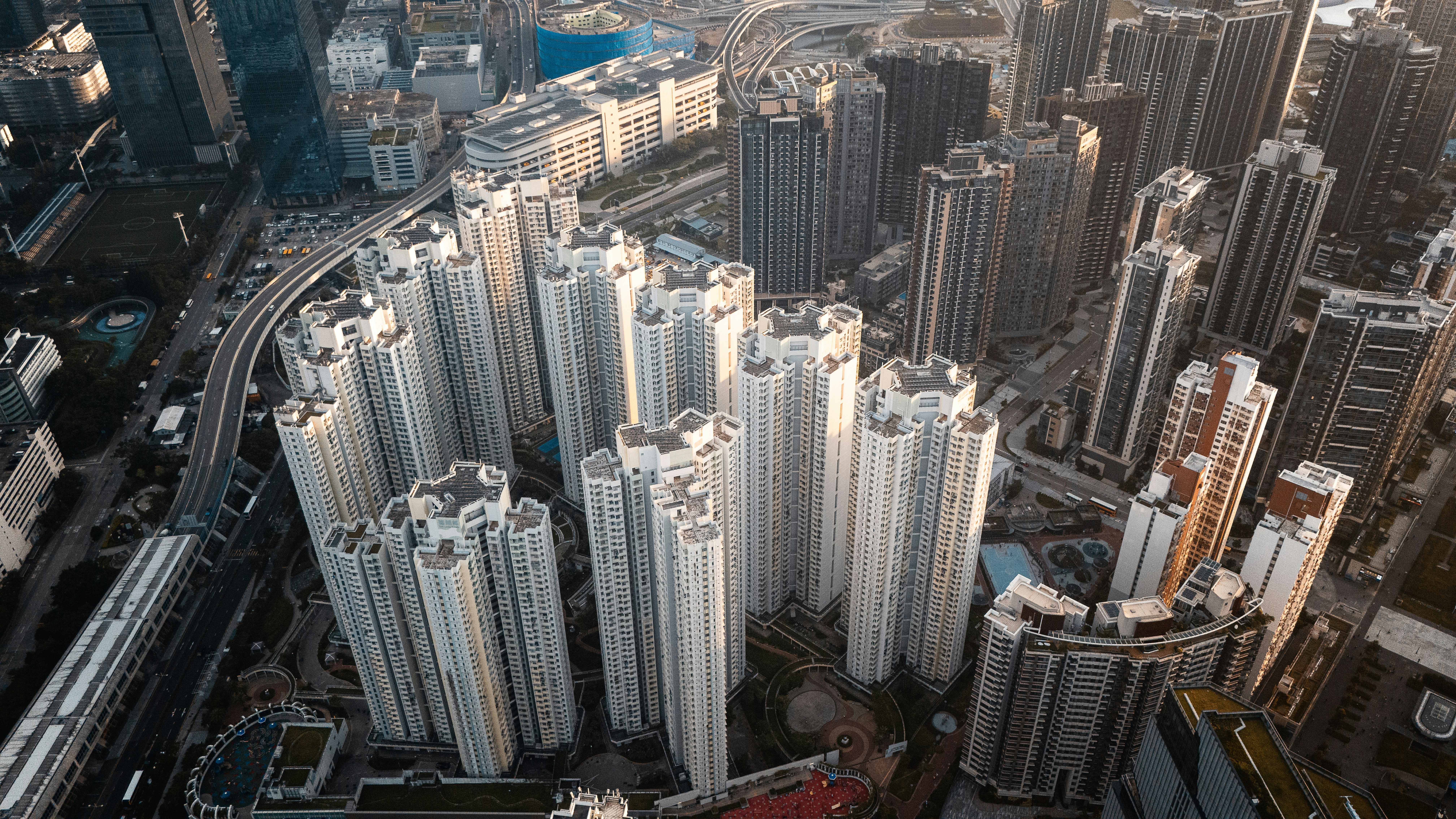 城市高楼林立的密集街景手机壁纸高清图片