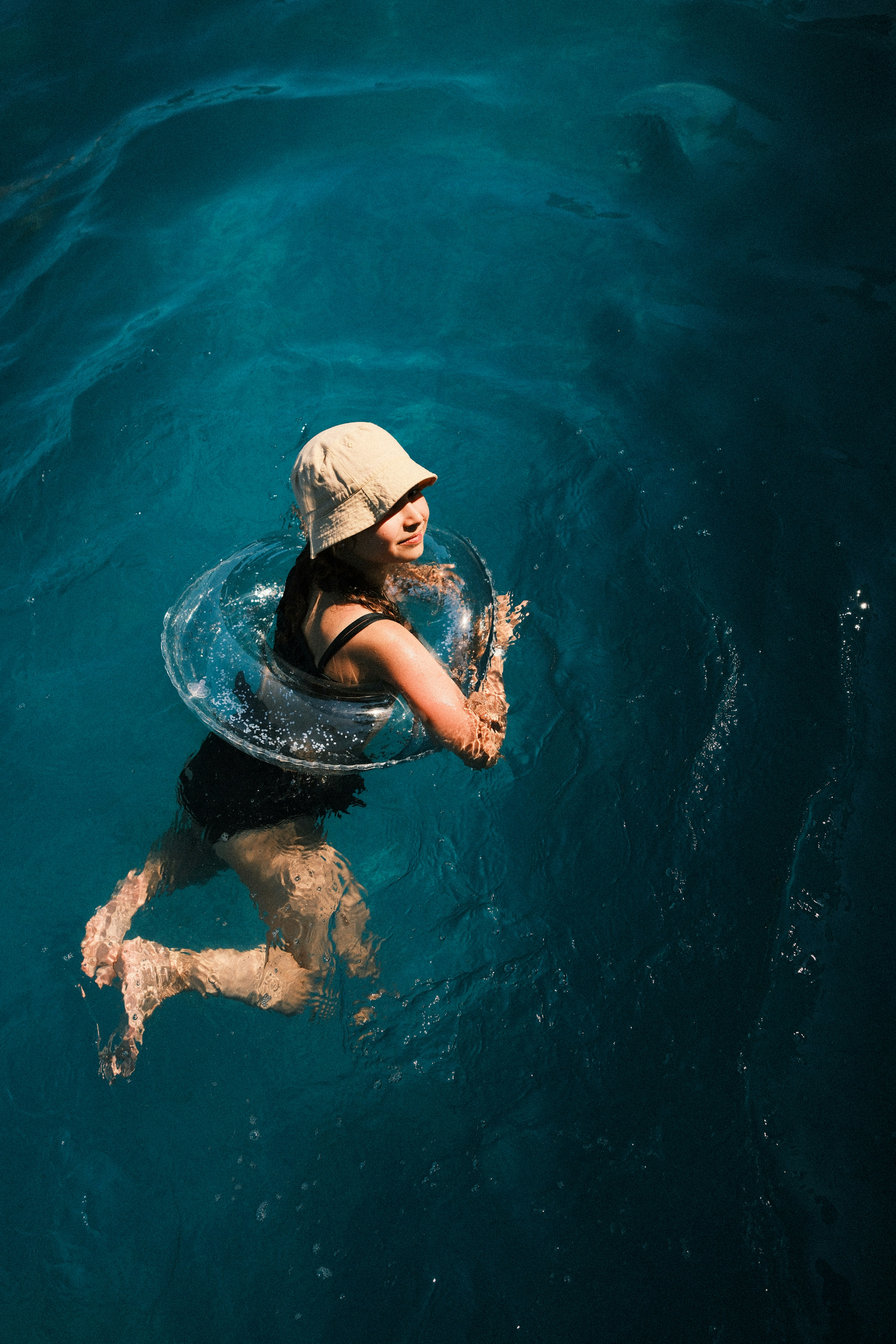 戴帽子女在水中嬉戏的清晰浮标手机壁纸高清图片