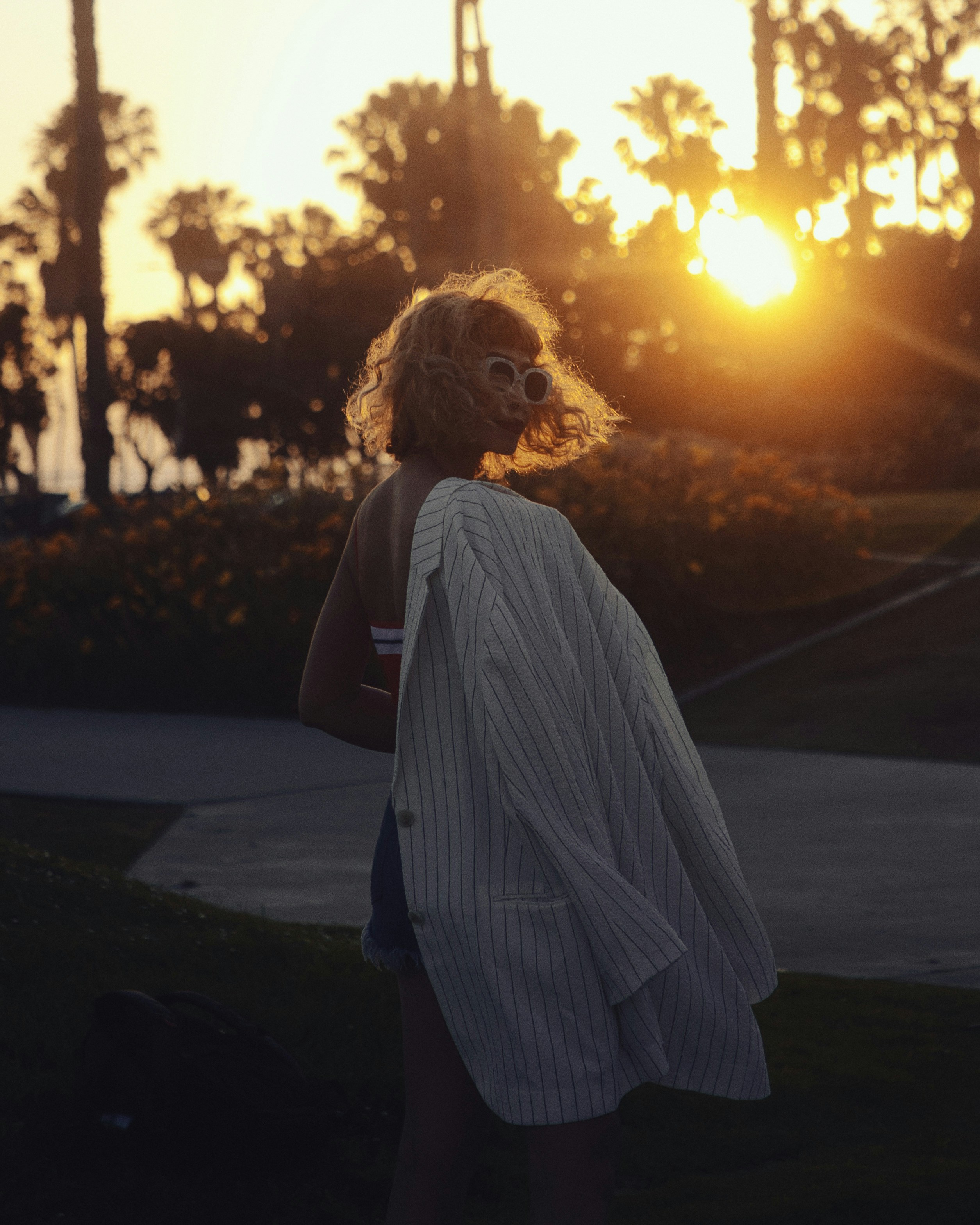 夕阳下的女影，披着外衣的孤独手机壁纸高清图片