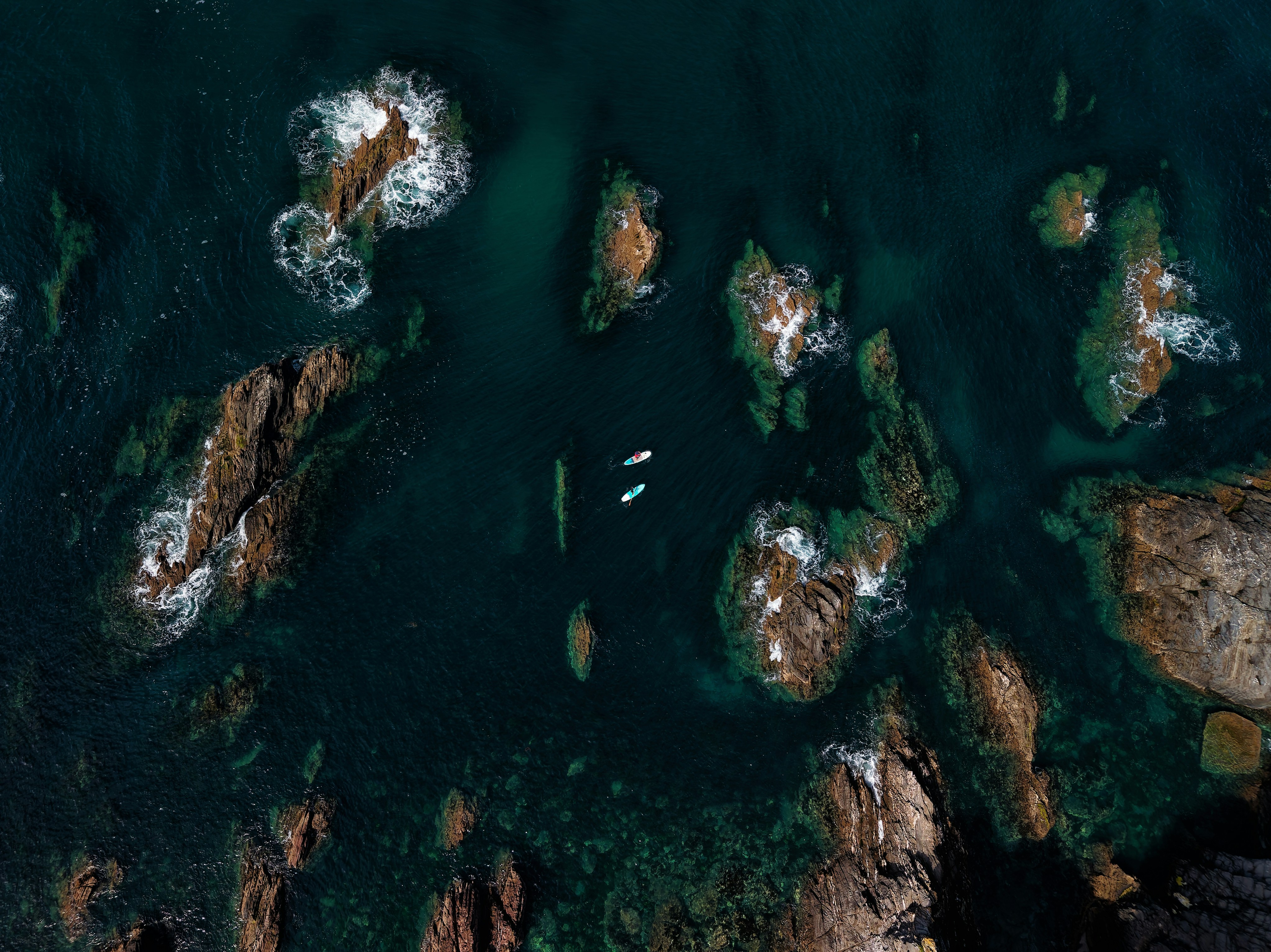 A Double On The Rocks. SUP Boarders Navigate The Outer Rocks Of Burgh Island, Devon, UK HD mobile wallpaper