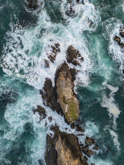 荒峭岩石与湛蓝大海的喷涛相拥