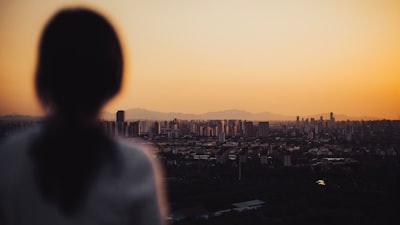 城市在金色的夜空中漸漸消失桌布預覽
